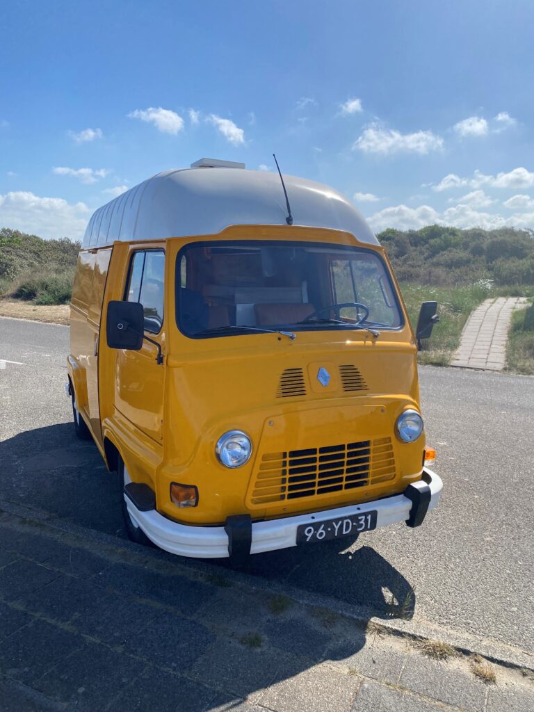 Black heart camper renault Estafette.
Tenacious twinkie te huur