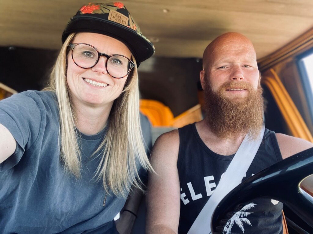 Wie zijn wij? Fascha & Sebas in onze mercedes 508 uit 1975 genaamd Betsie