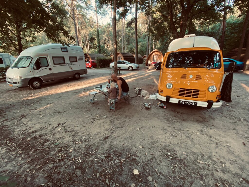 Renault estafette op de camping in luxemburg bij Camping Martbusch