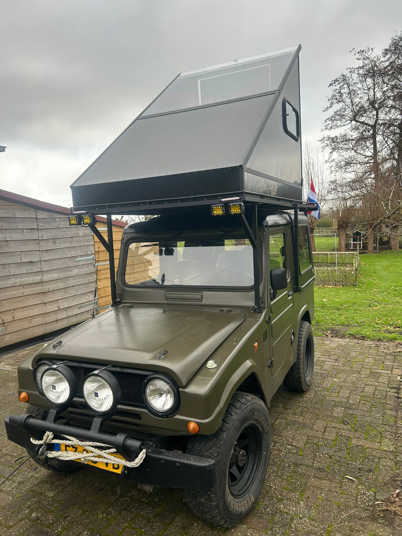 Oldtimer camper huren omgeving Rotterdam ,Daihatsu F20 met daktent, Black heart rental