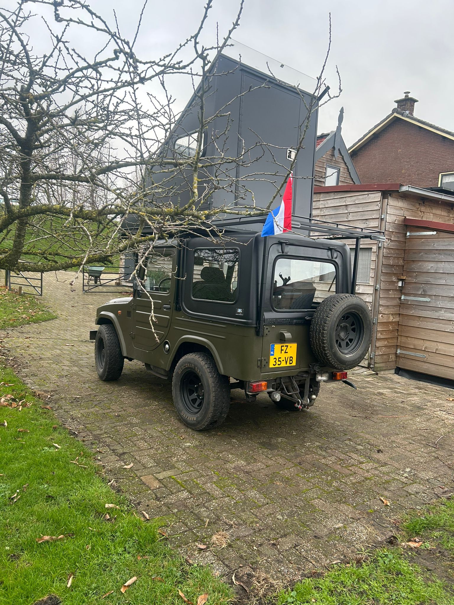 Oldtimer camper huren omgeving Rotterdam ,Daihatsu F20 met daktent, Black heart rental